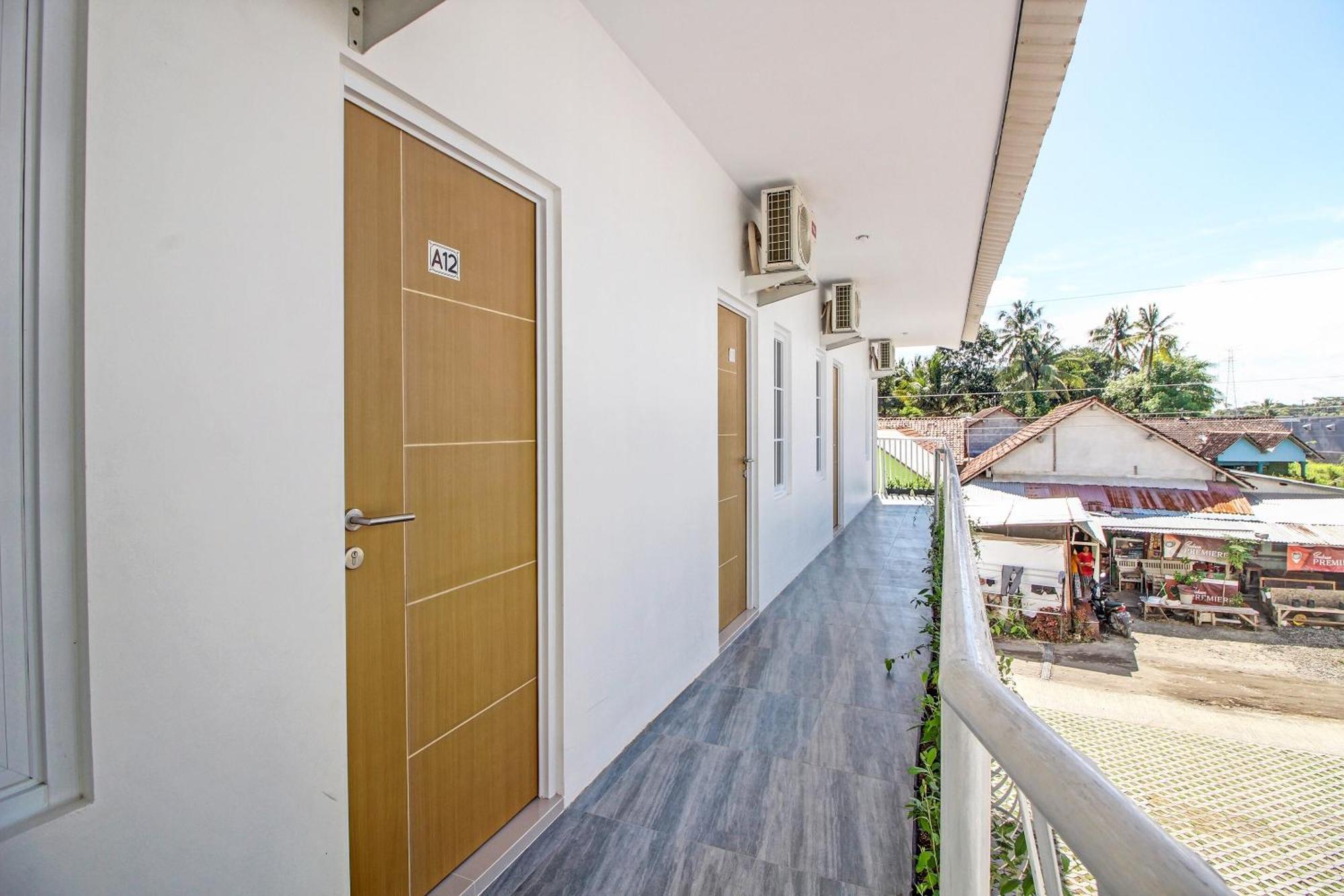 Super Oyo Collection O 92363 Kp Inn Temon Luaran gambar